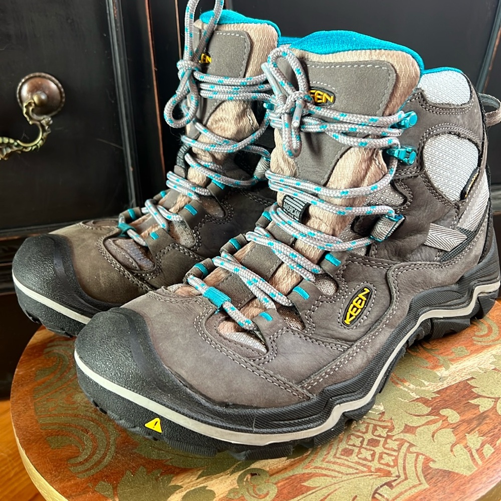 NWOT Keen Mid WP Hiking Boots Shoes Womens size L9 R9.5  🥳 Host Pick 🥳